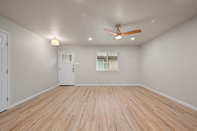 Building Photo - 2 Bed, 2 Bath Duplex