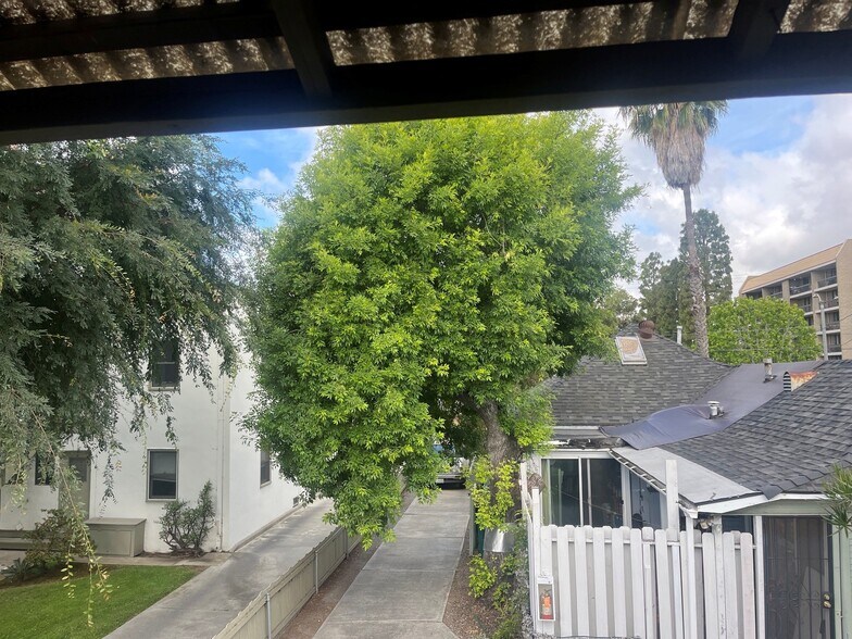 Building Photo - 386 Carroll Park E