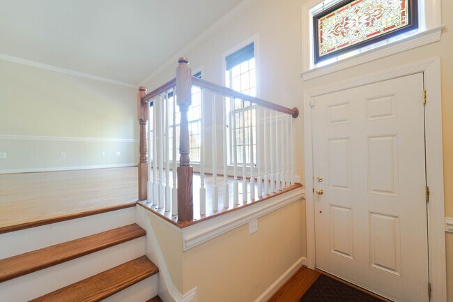 Building Photo - Stunning Centreville Townhome With Excellent Commuter Access