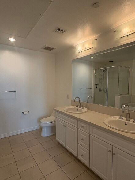 Primary Bathroom - 4050 Glencoe Ave