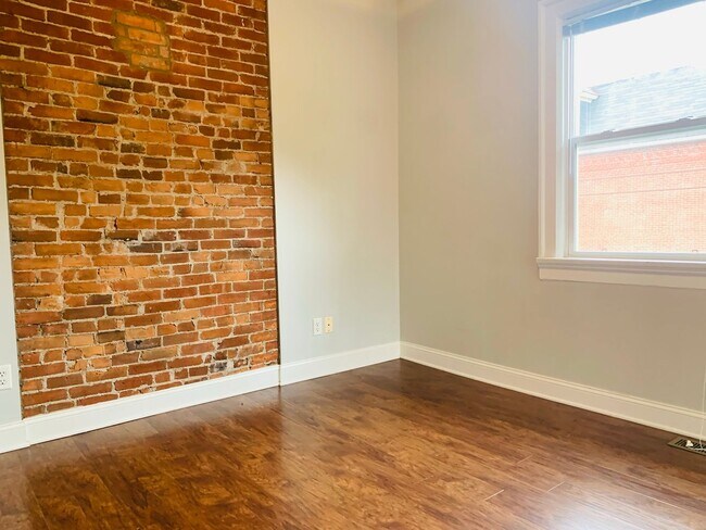 Building Photo - 3 bedroom 1.5 bath one block from Franklin Conservatory