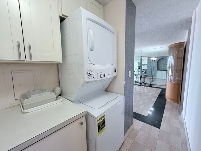 Building Photo - Kahala Towers 3BD/2BA Condo with 1 Parking – Available Now