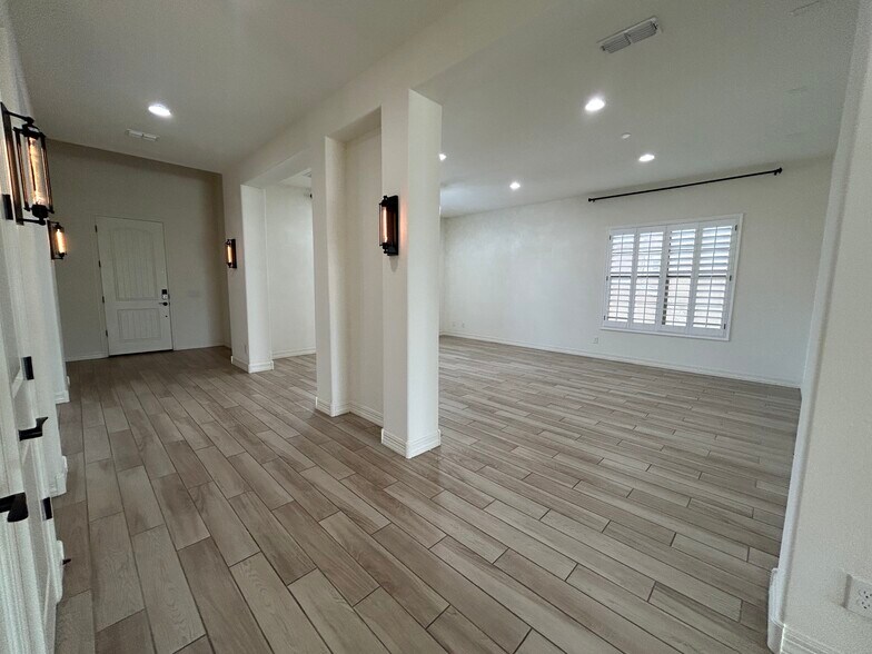 Building Photo - 1811 E Aster Pl