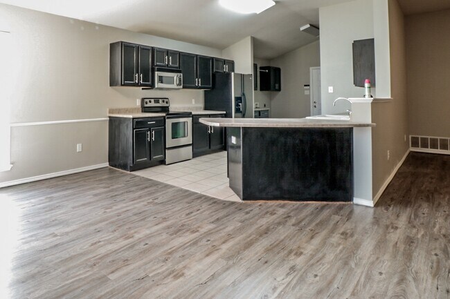 Building Photo - 4Bed/2Bath Available 11/10 !