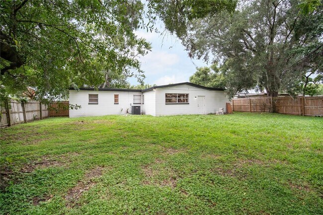 Building Photo - 9618 Pineridge Ave