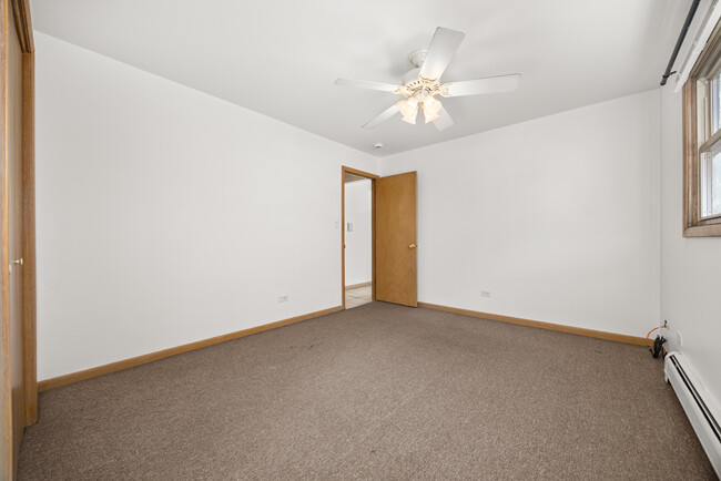 Building Photo - Spacious 1 bedroom, 1 bathroom apartment