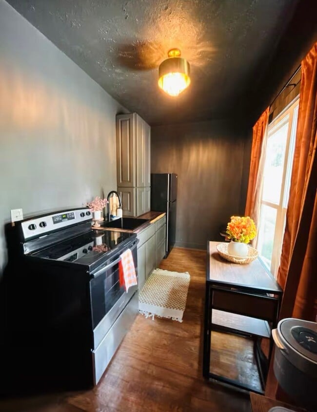 Building Photo - Knoxville 37920 - 1 bedroom, 1 bath studio apartment with all utilities included in rent - Contac...