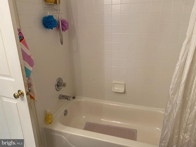 Building Photo - 202 Oaktree Ct