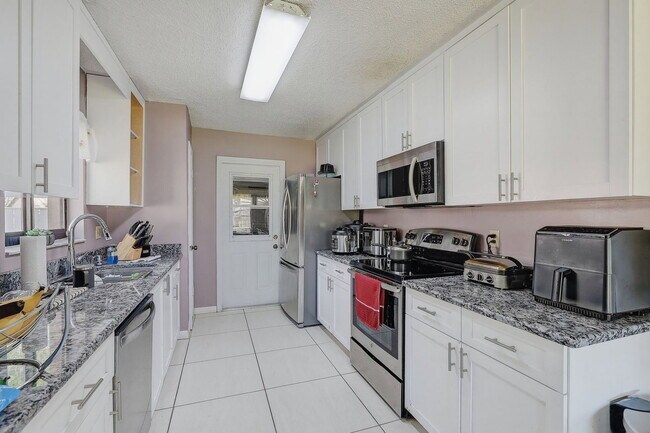 Building Photo - 15846 Country Lake Dr