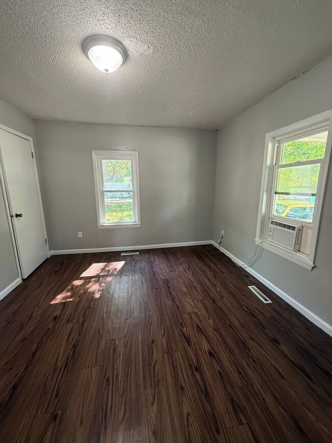 Building Photo - Spacious 2 bedroom 1 bathroom duplex Available NOW!!!