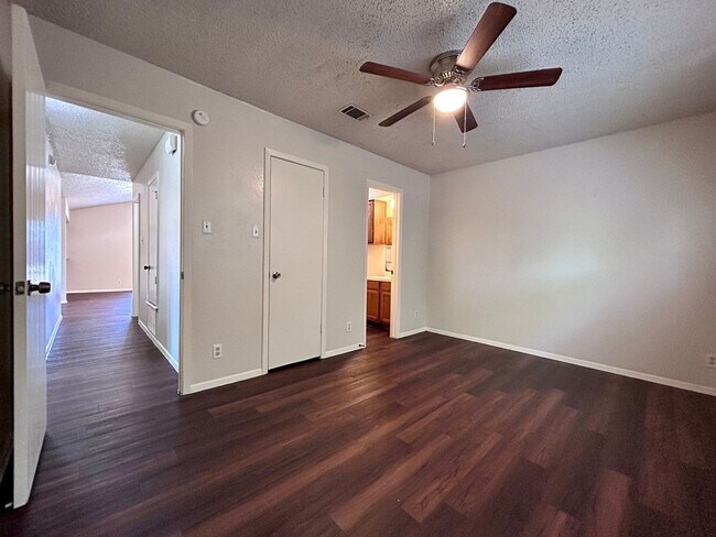 Building Photo - 8802 Pineridge Dr