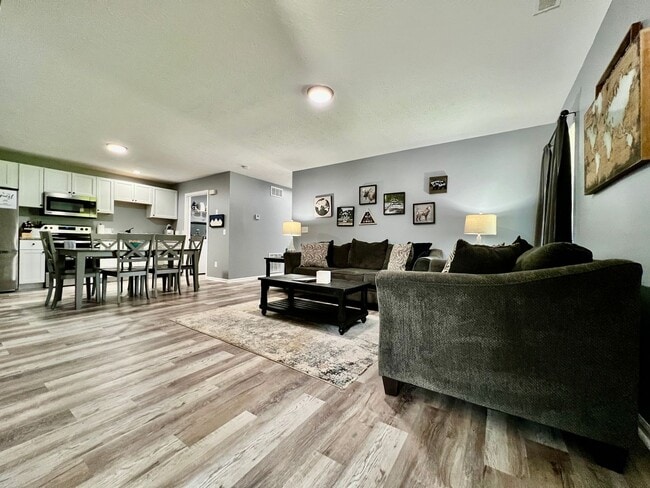 Building Photo - 3 bedroom home w/ privately fenced yard + hot tub.