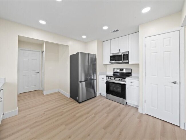 Building Photo - 1100 Hooper Ave NE