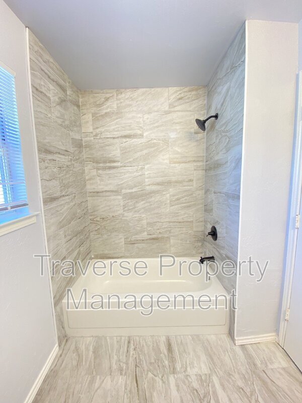 Building Photo - 4150 Briar Hill Dr