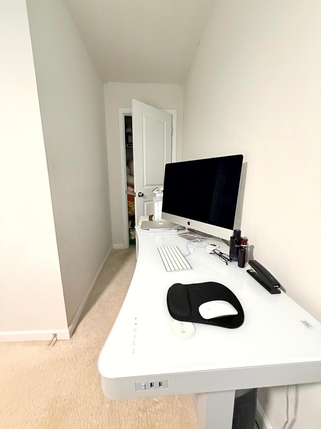 Building Photo - Private room with all utilties included