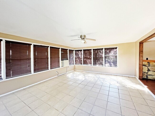 Building Photo - 1102 W Brown St