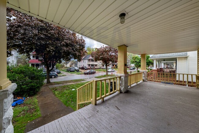 Building Photo - 11702-11704 Saywell Ave,