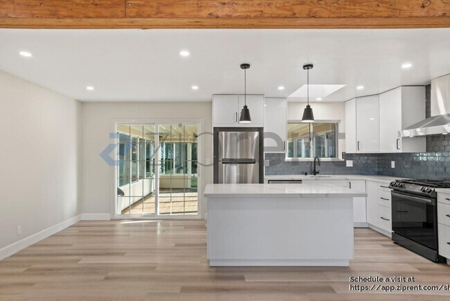 Building Photo - 1396 Saratoga Dr