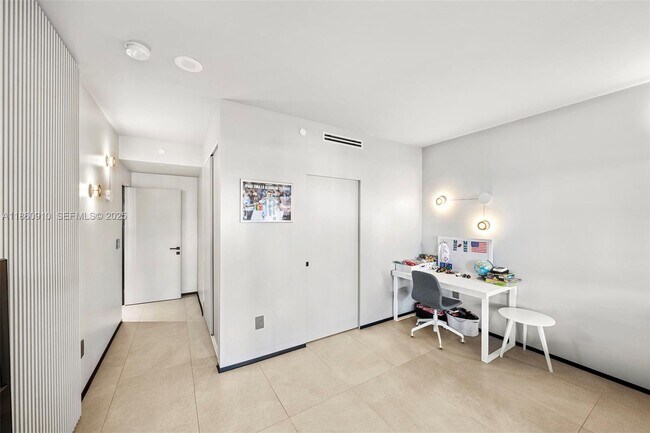 Building Photo - 785 Crandon Blvd