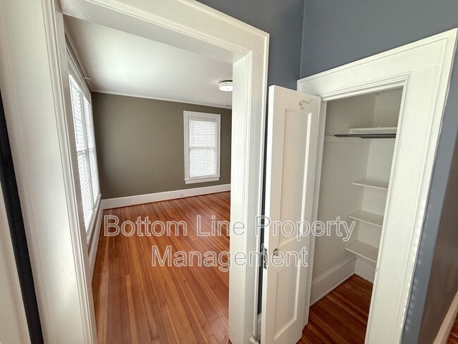 Building Photo - 613 S York St