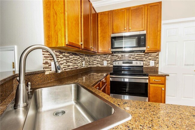 Building Photo - Gated Community Townhome 3br/2.5ba/2 Car G...