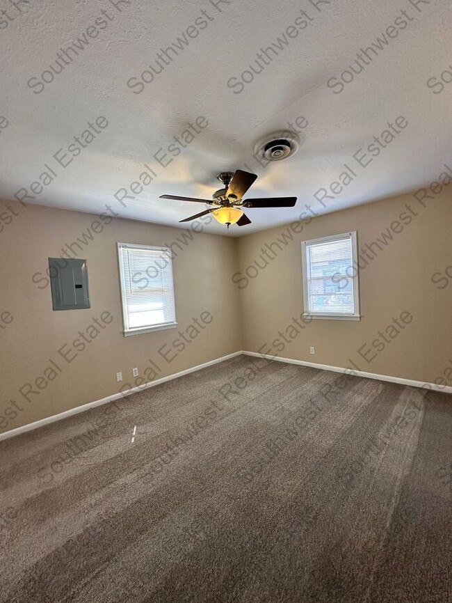 Building Photo - 3 Bed 2 Bath Includes Washer & Dryer - San...