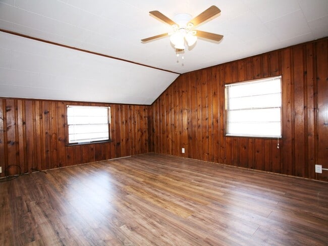 Building Photo - 4 Bedroom - 1.5 Bath Colonial available fo...
