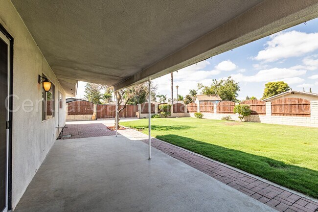 Building Photo - 3 Bedroom/2 Bath Home - $2295 per month!
