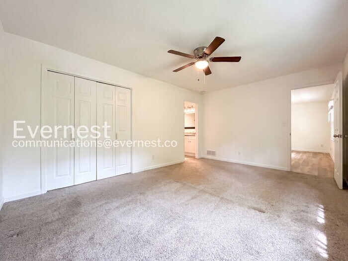 Building Photo - 323 N Briar Ridge