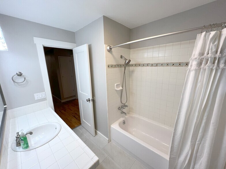 Building Photo - 6519 Illahee Rd NE