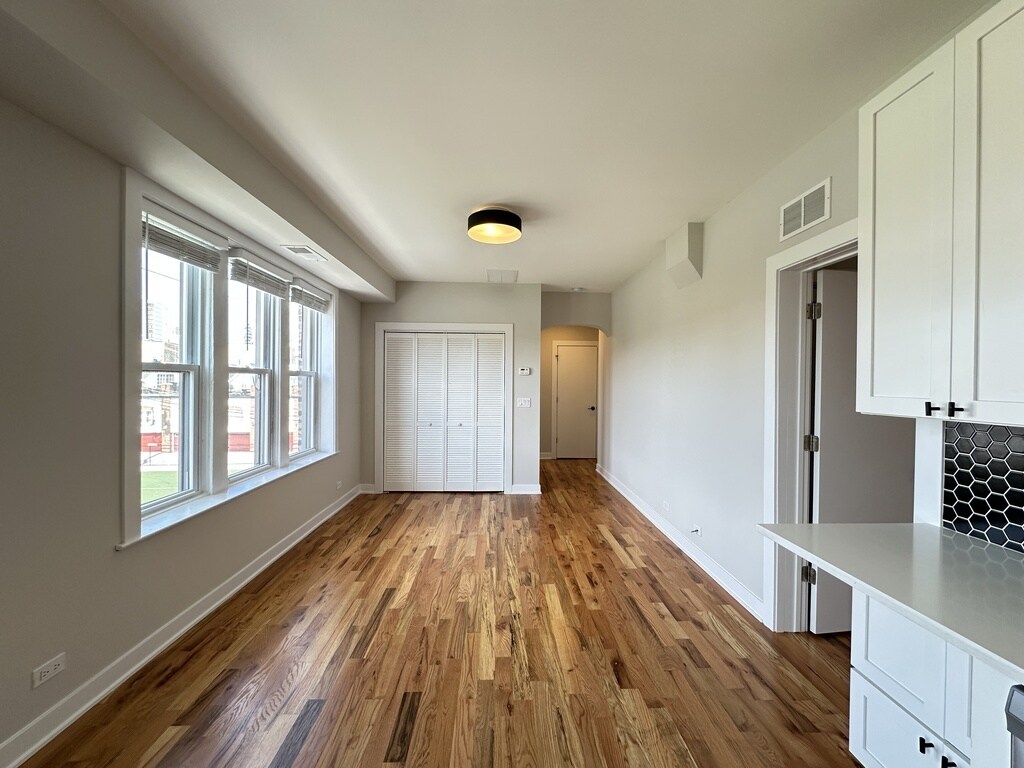 Building Photo - 661 W Wrightwood Ave