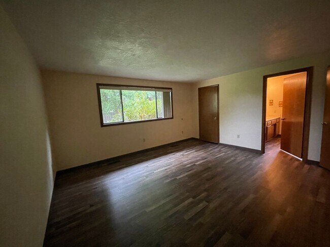 Building Photo - $300 OFF 1st Month's RENT!!  - Desirable East Medford Single Story