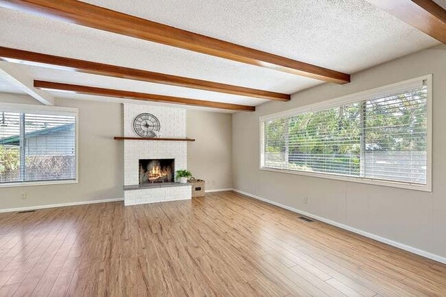 Building Photo - 735 Oak Knoll Dr