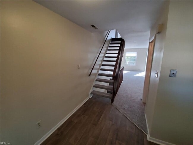 Building Photo - Three story townhouse in centrally located...
