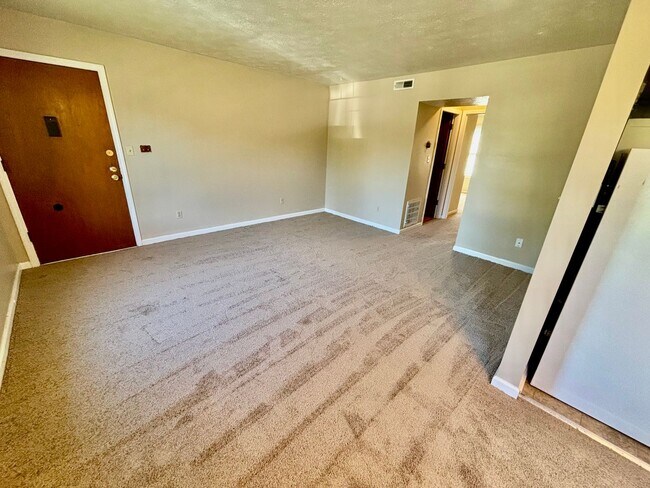 Building Photo - Two bedroom with new carpet!