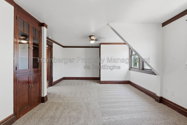 Building Photo - 1128 W Spofford Ave