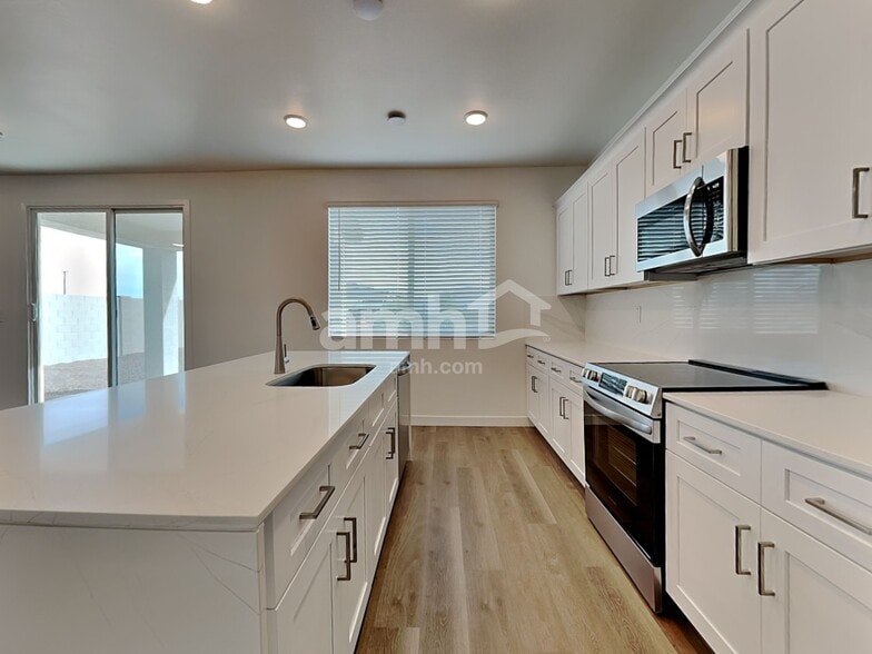 Building Photo - 9717 W Tamarisk Ave