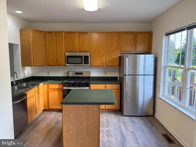 Building Photo - 99 E Highland Cir