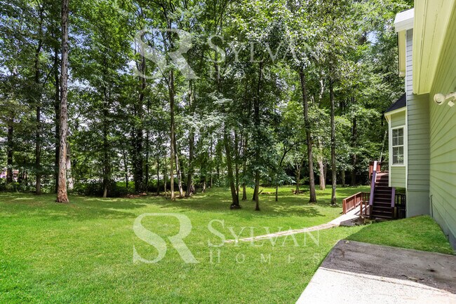 Building Photo - Spacious 4 bedroom colonial available now!