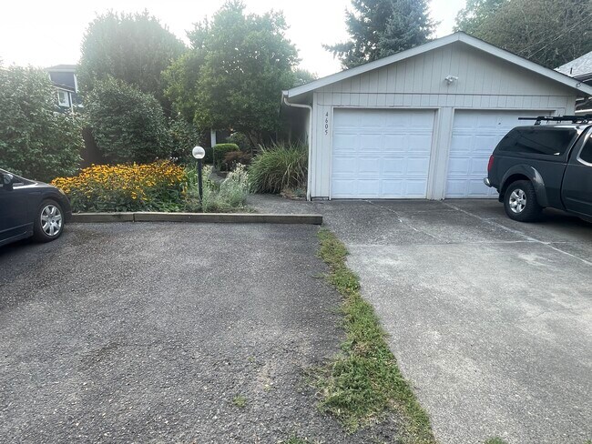 Driveway - 4605 SE 35th Place (front)