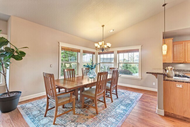 Building Photo - NW Grants Pass, Class, Style and Views!!!