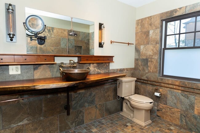 Building Photo - 1 bed, 1 bath River View Cottage in Charle...