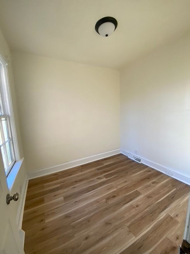 Building Photo - 1031 Waugoo Ave