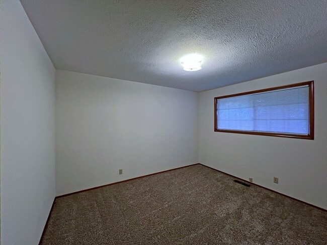 Building Photo - Adorable Three Bedrooom in Edgewood