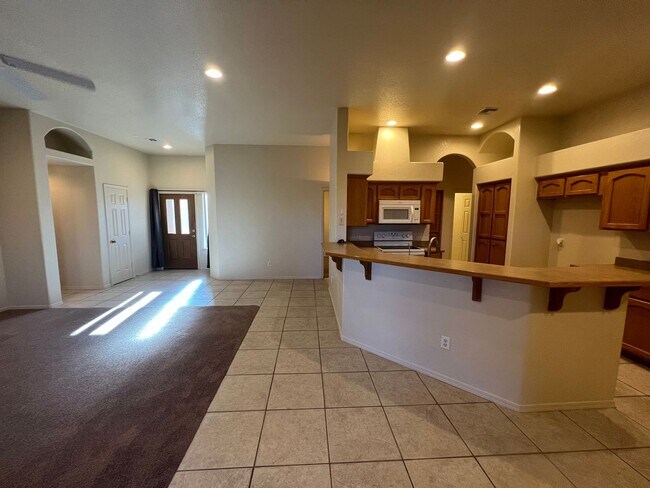 Building Photo - 4 BED POOL HOME!