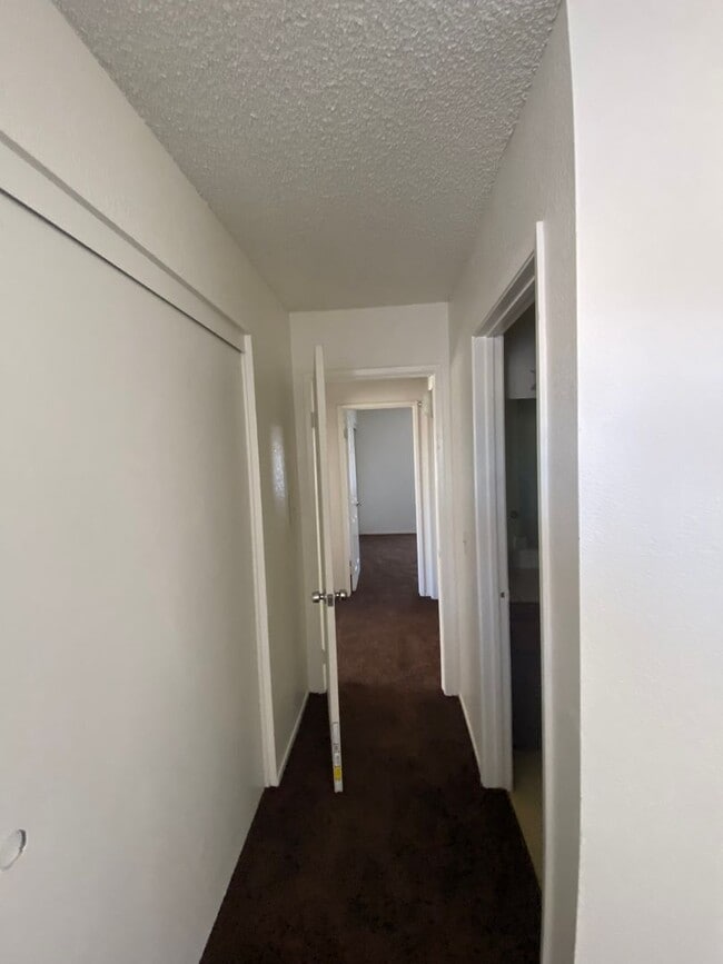 Building Photo - Addorable 2 BD 1 BA SW Apt with Coin opera...