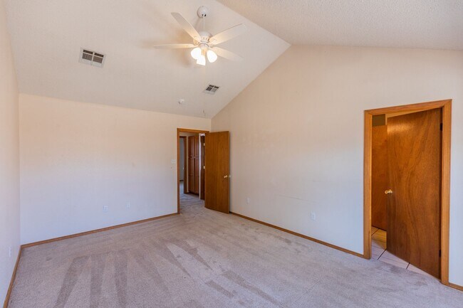 Building Photo - 3 Bedroom 2 Bath Home