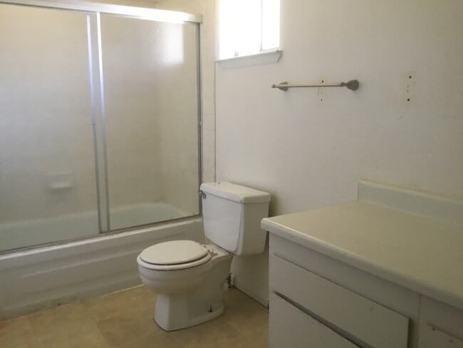 Building Photo - 1 bedroom home with fenced yard