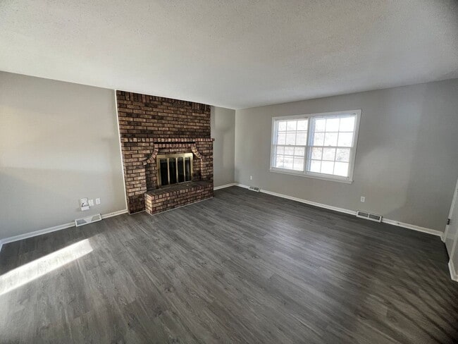 Building Photo - Beautiful Home with Two Living Rooms and Plenty of Outdoor Space