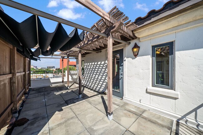 Building Photo - Downtown Luxury Condo with Rooftop Views -...